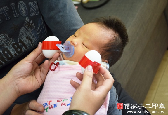 陳寶寶(台中西屯區到府嬰兒寶寶滿月剃頭理髮、免費到府嬰兒剃胎毛儀式吉祥話)。到府剃頭剃胎毛主持、專業拍照、DVD光碟、證書。★購買「臍帶章、肚臍章、胎毛筆刷印章」贈送：剃頭、收涎、抓周，三選一。2015.11.26 照片3